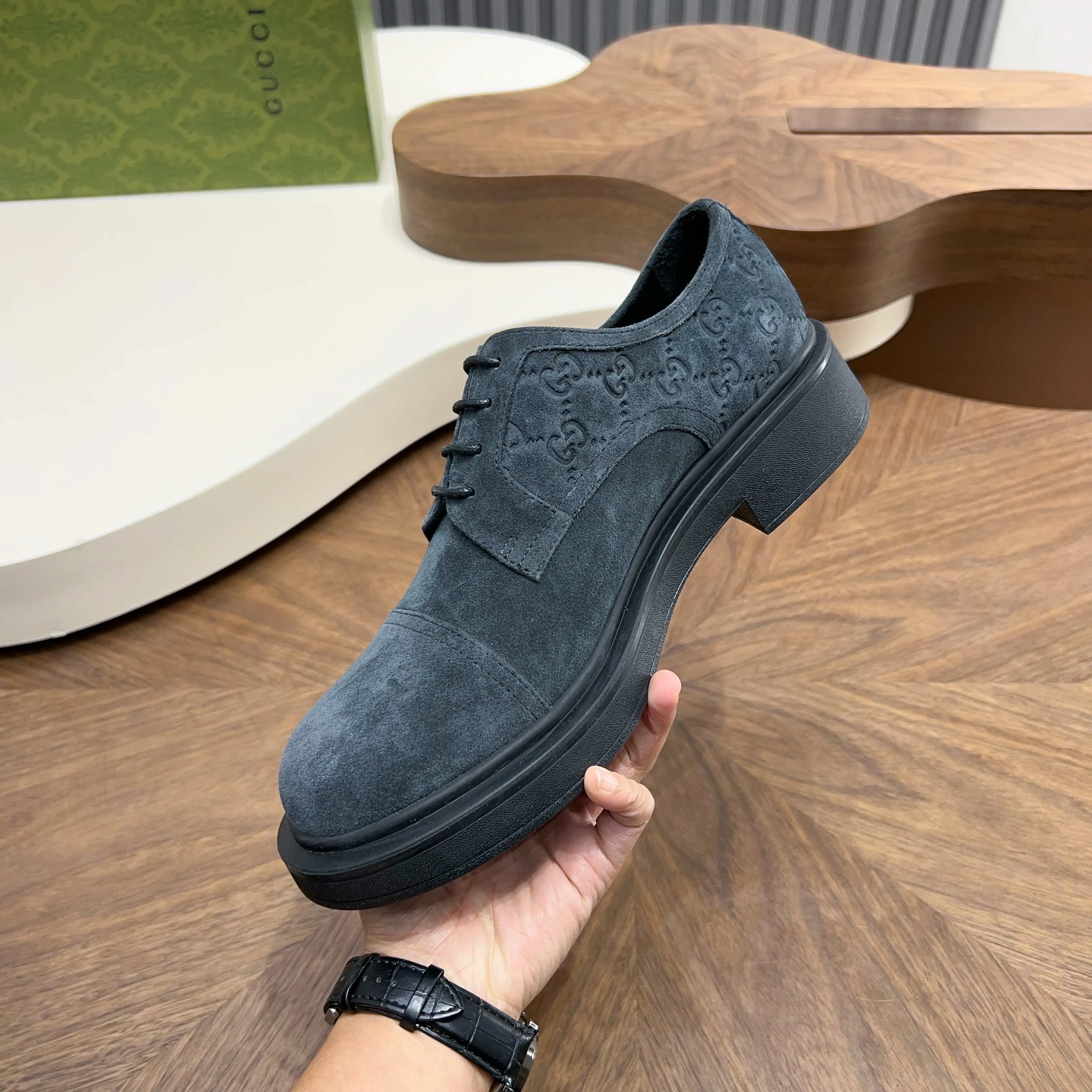 💰780 Gucci/Gucci new men’s lace-up shoes with GG details, matte cow leather derby shoes! The design of this men's lace-up shoe is rooted in the brand's heritage. Crafted from premium waxed cow leather, it is embellished with GG printed embossed suede leather details, a nod to Gucci's iconic monogram. The rubber sole decorated with GG pattern adds a touch of modern fashion to this design. Typical three-joint style design. European and American classic version, full calfskin lining. The overall upper texture is soft and the lining is comfortable and breathable. 2CM thickened soft rubber sole, easy to control. Versatile and stylish upper foot, multiple colors available to meet different matching needs, complete package! Size: 39-40-41-42-43-44 leather shoe size (38.45.46 can be customized)